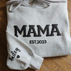 Personalisiertes Mama-Sweatshirt mit Kindernamen auf dem Ärmel, geprägter Mama-Hoodie, Geschenk für neue Mama, Mama-Sweatshirt, Mama EST Crewneck, Mama-Shirt Bild 8