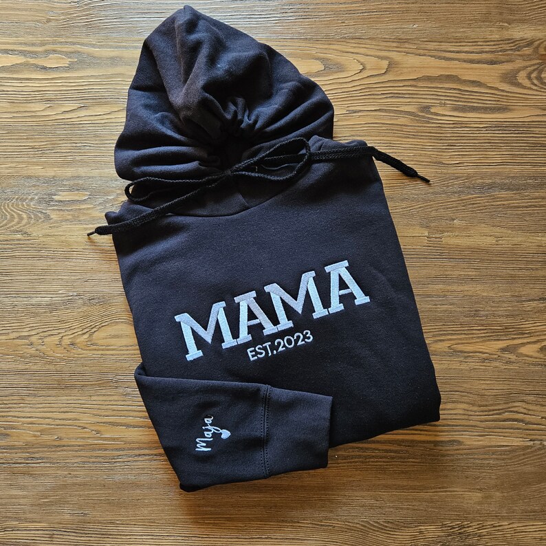 Personalized Mama Sweatshirt with Kid Names on Sleeve, Embroidered Mama Hoodie, New Mom Gift, Mama Sweatshirt, Mama EST Crewneck Mommy Shirt zdjęcie 4