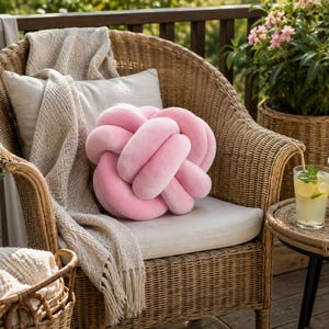 Rosa Knotenkissen Knoten Kissen Dekokissen Modernes Design Sofakissen Wohnzimmer Deko Minimalistisches Kissen Geschenkidee Bild 3