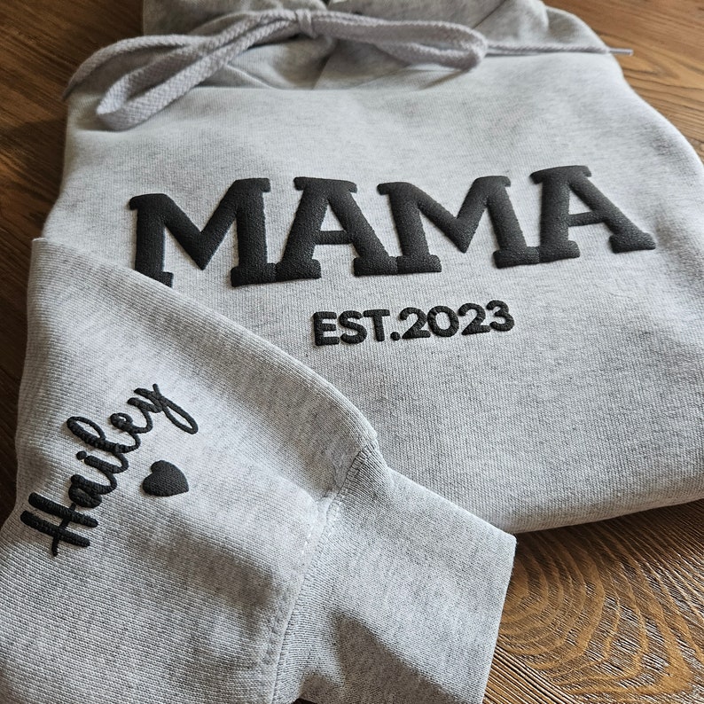 Sweat-shirt maman personnalisé avec prénoms d'enfant sur la manche, sweat à capuche maman en relief, cadeau nouvelle maman, sweat-shirt maman, col rond maman EST, chemise maman image 9