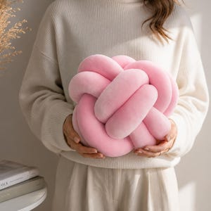 Rosa Knotenkissen Knoten Kissen Dekokissen Modernes Design Sofakissen Wohnzimmer Deko Minimalistisches Kissen Geschenkidee Bild 4