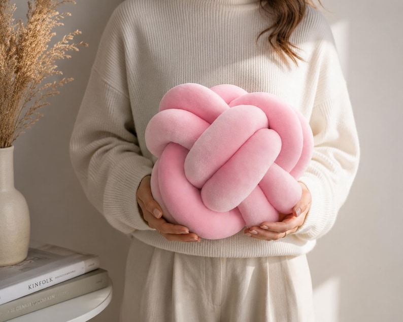 Rosa Knotenkissen Knoten Kissen Dekokissen Modernes Design Sofakissen Wohnzimmer Deko Minimalistisches Kissen Geschenkidee Bild 4