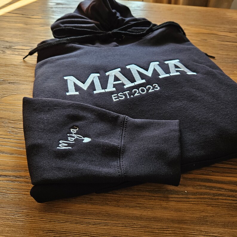 Personalized Mama Sweatshirt with Kid Names on Sleeve, Embroidered Mama Hoodie, New Mom Gift, Mama Sweatshirt, Mama EST Crewneck Mommy Shirt zdjęcie 3