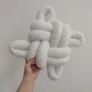 Almohada Boucle blanca, almohada de nudo Boucle, cojín de nudo Boucle, almohadas de nudo modernas, cojín de sofá, almohada de lanzamiento de sofá, almohada de lanzamiento de bola imagen 1