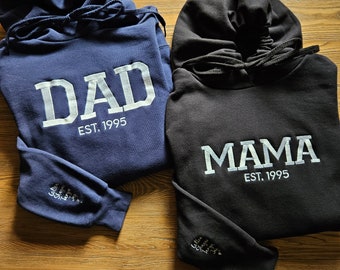 Moeder vader geborduurd sweatshirt, geborduurde moeder vader Est met kindernamen op de mouw, moeder en vader Est. Sweatshirts, eerste keer moeder vader cadeau