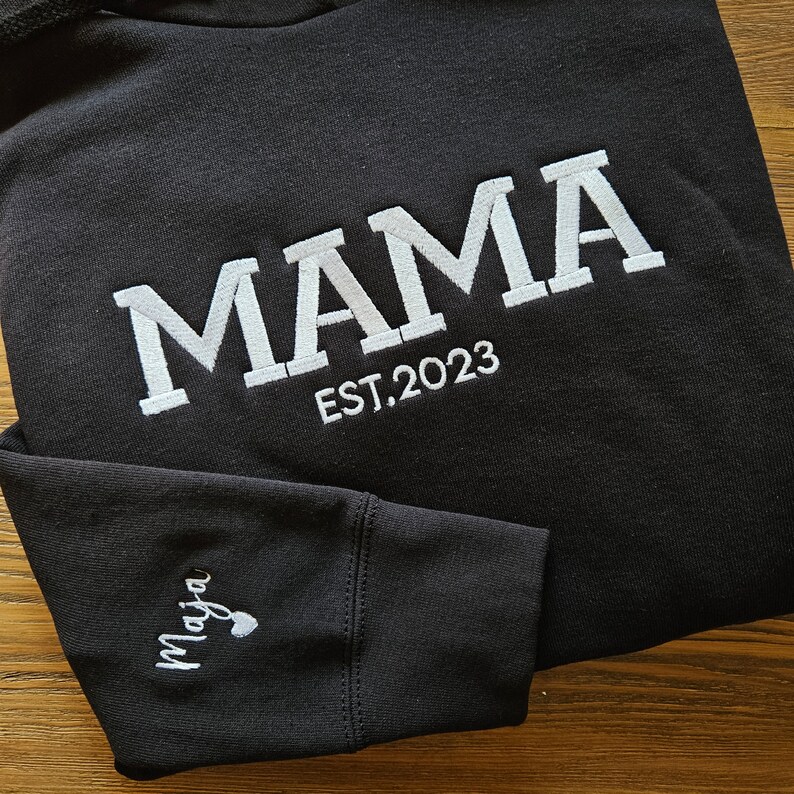 Personalized Mama Sweatshirt with Kid Names on Sleeve, Embroidered Mama Hoodie, New Mom Gift, Mama Sweatshirt, Mama EST Crewneck Mommy Shirt zdjęcie 6