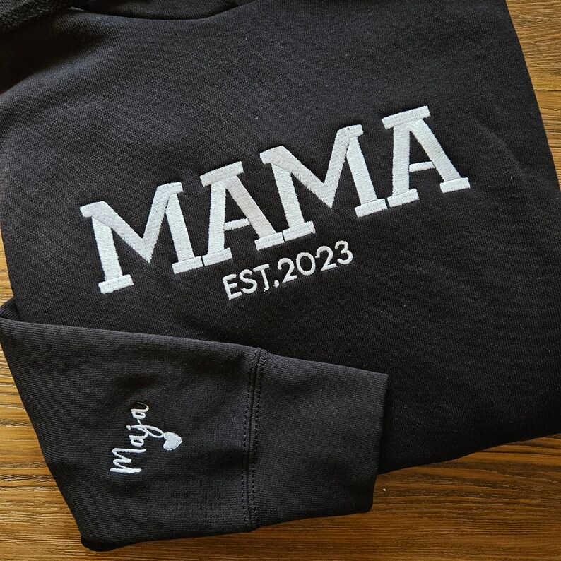 Sudadera de mamá personalizada con nombres de niños en la manga, sudadera con capucha de mamá bordada, regalo de nueva mamá, sudadera de mamá, camisa de mamá EST Crewneck imagen 6