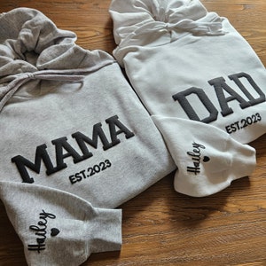 Geprägtes Sweatshirt mit Mama-Papa-Prägung, geprägtes Mama-Papa-Hoodie, Mama-Papa-Est mit Kindernamen auf dem Ärmel, Mama und Papa-Est. Sweatshirts, Mama Papa Hoodie Bild 1