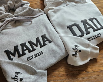 Mama papa reliëf sweatshirt, reliëf mama papa hoodie, mama papa Est met kindernamen op de mouw, mama en papa Est. Sweatshirts, Mama Papa Hoodie