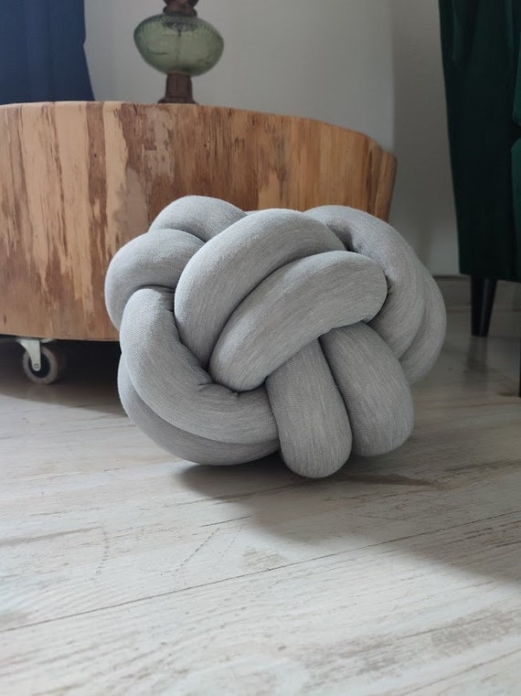 Knot Cushion ホワイト/グレー Knot Cushion – Design House Stockholm