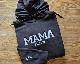 Personalisiertes Mama Sweatshirt mit Kindernamen auf dem Ärmel, gestickter Mama Hoodie, neue Mutter Geschenk, Mama Sweatshirt, Mama EST Rundhalsausschnitt Mama Shirt