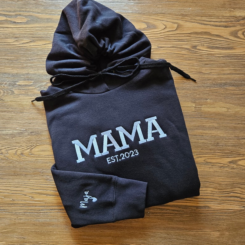 Personalized Mama Sweatshirt with Kid Names on Sleeve, Embroidered Mama Hoodie, New Mom Gift, Mama Sweatshirt, Mama EST Crewneck Mommy Shirt zdjęcie 1