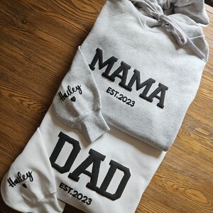 Geprägtes Sweatshirt mit Mama-Papa-Prägung, geprägtes Mama-Papa-Hoodie, Mama-Papa-Est mit Kindernamen auf dem Ärmel, Mama und Papa-Est. Sweatshirts, Mama Papa Hoodie Bild 6