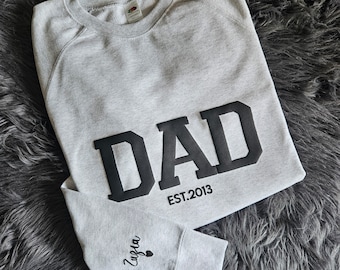 Personalized Dad Sweatshirt with Kid Names on Sleeve, Embossed Dad SweatShirt, New Dad Gift, Dad Sweatshirt, Dad EST, Daddy Shirt
