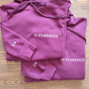 Custom Date and Initial Hoodie, Personalized Roman Numeral Embroidered Hoodie, Anniversary Gift, Custom Embroidered Couple Hoodie zdjęcie 6