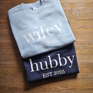 Wifey & Hubby Sweatshirt, Geschenk für Ehemann und Frau, passendes Paar Sweatshirt, Flitterwochen Hoodie Wifey Hubby Custom Est Sweatshirt