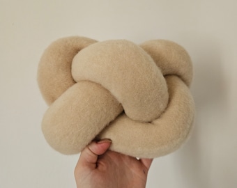 Almohada de nudo mini, almohada de nudo de alpaca, almohadas de nudo modernas, almohada de nudo beige cremoso, cojín de nudo, almohada plana beige, cojín decorativo