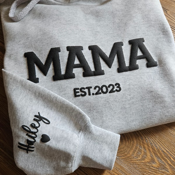 Personalisiertes Mama-Sweatshirt mit Kindernamen auf dem Ärmel, geprägter Mama-Hoodie, Geschenk für neue Mama, Mama-Sweatshirt, Mama EST Crewneck, Mama-Shirt