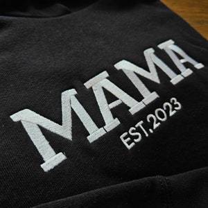 Personalized Mama Sweatshirt with Kid Names on Sleeve, Embroidered Mama Hoodie, New Mom Gift, Mama Sweatshirt, Mama EST Crewneck Mommy Shirt zdjęcie 7