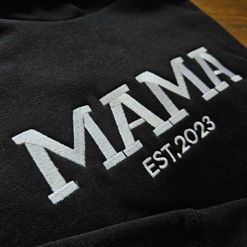 Personalized Mama Sweatshirt with Kid Names on Sleeve, Embroidered Mama Hoodie, New Mom Gift, Mama Sweatshirt, Mama EST Crewneck Mommy Shirt zdjęcie 7