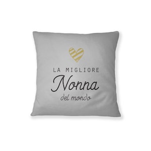 Può includere: Cuscino grigio con un cuore dorato e il testo "LA MIGLIORE NONNA del mondo" in nero.