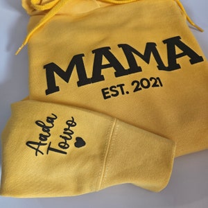 Sweat-shirt maman personnalisé avec prénoms d'enfant sur la manche, sweat à capuche maman en relief, cadeau nouvelle maman, sweat-shirt maman, col rond maman EST, chemise maman image 3