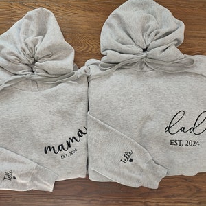 Sweat brodé papa maman, est brodé maman papa avec noms d'enfants sur la manche, maman et papa est. Sweats, cadeau pour la première fois maman et papa image 6