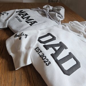 Geprägtes Sweatshirt mit Mama-Papa-Prägung, geprägtes Mama-Papa-Hoodie, Mama-Papa-Est mit Kindernamen auf dem Ärmel, Mama und Papa-Est. Sweatshirts, Mama Papa Hoodie Bild 4