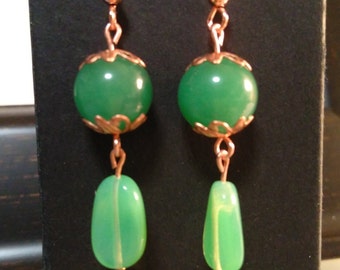 Boucles d'oreilles, boucles d'oreilles de perles de Jade vert avec le cuivre perle Caps et crochets d'oreille