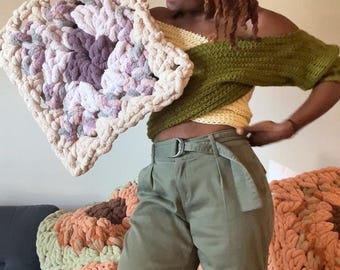 Padrão aconchegante de quadrado de crochê jumbo e grosso, feito à mão – uma versão moderna de um clássico. Ideal para mantas, almofadas e decoração de casa.