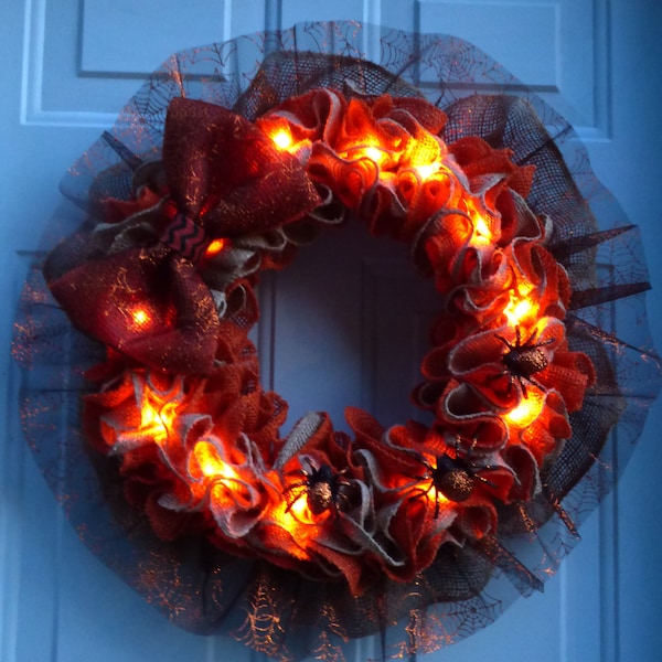 Corona de Halloween iluminada, decoración de araña de arpillera, porche otoñal de 50 cm