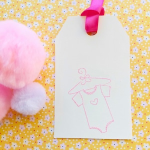 Tarjeta rosa con relieve para baby shower de niña - Juego de 8 etiquetas hechas a mano - Recuerdo de revelación de género - Tarjeta rosa con relieve para niña - Etiqueta de recuerdo para baby shower