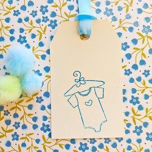 Tarjeta azul en relieve para baby shower de niño - Juego de 8 etiquetas hechas a mano - Recuerdo de revelación de género - Tarjeta azul en relieve para bebé niño - Etiqueta de recuerdo para baby shower