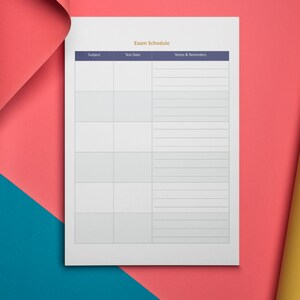 Op de afbeelding: Een printbare examenschema-sjabloon met kolommen voor vak, testdatum en notities en herinneringen. De sjabloon is op een witte achtergrond met een blauwe en roze rand.