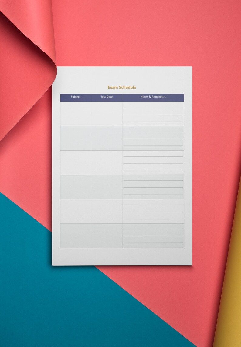 Op de afbeelding: Een printbare examenschema-sjabloon met kolommen voor vak, testdatum en notities en herinneringen. De sjabloon is op een witte achtergrond met een blauwe en roze rand.