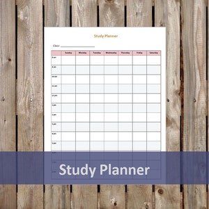 Op de afbeelding: Een zwart-witte printbare studieplanner met een roze koptekst en de tekst "Study Planner" bovenaan. De planner is verdeeld in dagen van de week en tijden van de dag.