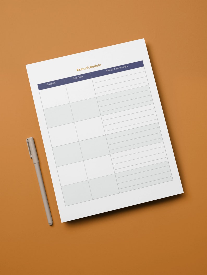 Op de afbeelding: Een printbare examenplanning met kolommen voor vak, testdatum en notities en herinneringen. De planner heeft een blauw en wit kleurenschema.