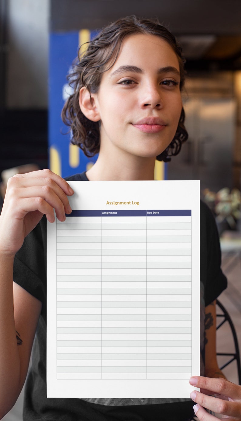 Może przedstawiać: Biała kartka papieru z tytułem "Assignment Log" u g&oacute;ry. Papier jest podzielony na dwie kolumny oznaczone jako "Assignment" i "Due Date".
