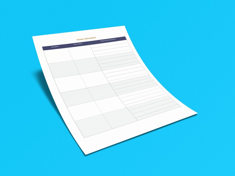 Op de afbeelding: Een blanco, afdrukbare examenrooster sjabloon met de titel "Exam Schedule" in een gouden lettertype. De tabel heeft kolommen voor "Subject", "Test Date" en "Notes & Reminders".