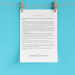 Puede incluir: Una p&aacute;gina de un libro titulado "Dating Etiquette For Men" con una lista de consejos para hombres sobre c&oacute;mo tratar a sus citas con respeto y cortes&iacute;a. Los consejos incluyen consejos sobre c&oacute;mo hacer un cumplido a una cita, c&oacute;mo acompa&ntilde;arla al coche y c&oacute;mo comportarse en una cita.