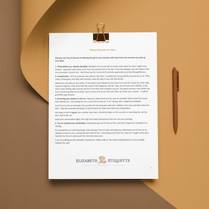 Puede incluir: Una hoja de papel blanca con texto negro que describe consejos de etiqueta para citas para hombres. El texto incluye consejos sobre c&oacute;mo conquistar a una mujer, como c&oacute;mo hacerla cumplidos, acompa&ntilde;arla al coche y mantener la conversaci&oacute;n ligera. El papel est&aacute; sobre un fondo marr&oacute;n con un clip de papel dorado que lo mantiene en su lugar.