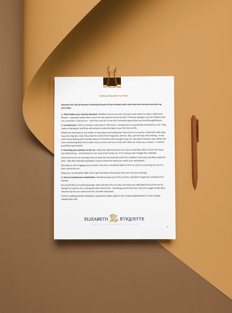 Puede incluir: Una hoja de papel blanca con texto negro que describe consejos de etiqueta para citas para hombres. El texto incluye consejos sobre c&oacute;mo conquistar a una mujer, como c&oacute;mo hacerla cumplidos, acompa&ntilde;arla al coche y mantener la conversaci&oacute;n ligera. El papel est&aacute; sobre un fondo marr&oacute;n con un clip de papel dorado que lo mantiene en su lugar.