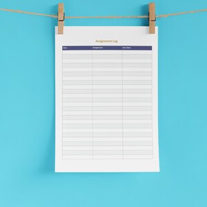 Może przedstawiać: Biały, drukowalny dziennik zadań z tytułem "Assignment Log" w złotym kolorze. Dziennik zawiera kolumny dla "Klasa", "Zadanie" i "Termin".
