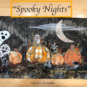 Op de afbeelding: Een zwart-witte gestikte wandhanger met een griezelig Halloween-thema. Het bevat een spook, een uil, pompoenen, een halve maan en een zwarte kat. De tekst "Spooky Nights" staat bovenaan het ontwerp. De maat is 15 x 25 inch.