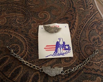 Vintage Harley Davidson bracelet and pin set. Circa late 1970’s . Metal. The bracelet is approx. 8 inches long . New Okd Stock.L@@K!