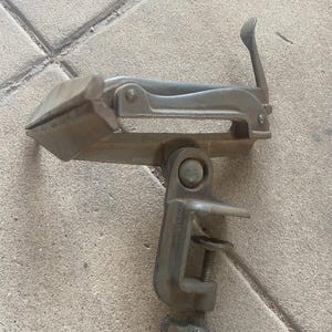 Antique Tilting Saw Clamp Saw Vice for sharpening hand saws. In very good condition. Cast iron. Solid. Low use. No stamp. Obviously USA made