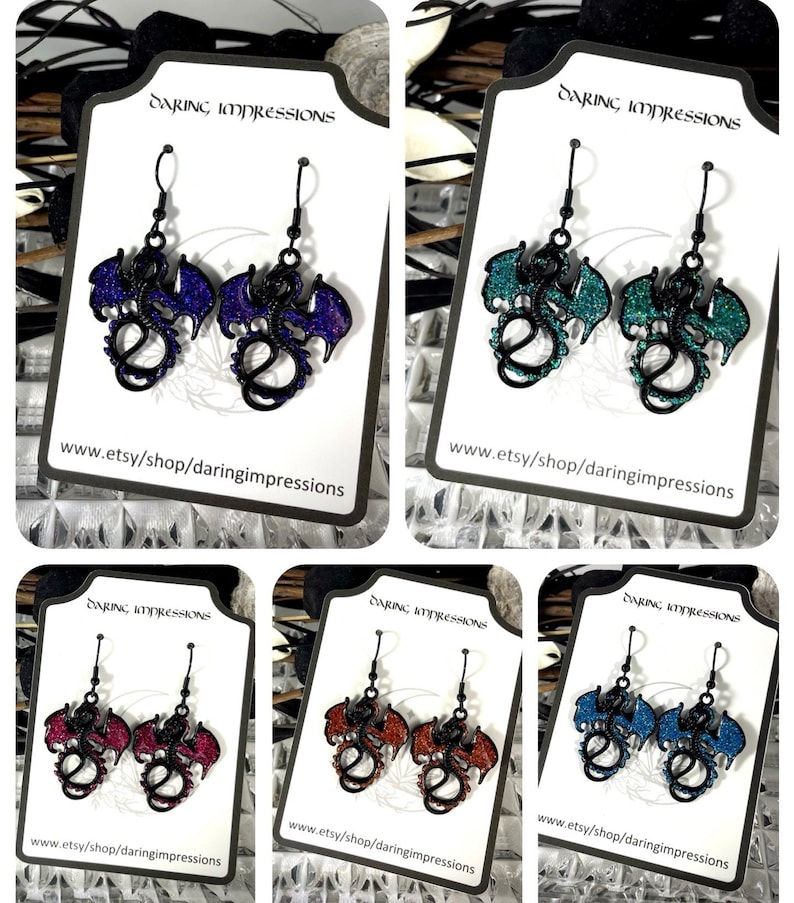 Pode incluir: Cinco pares de brincos em forma de drag&atilde;o em v&aacute;rias cores: roxo, verde-azulado, vermelho, laranja e azul. Cada par apresenta um contorno preto com asas e corpo preenchidos com glitter. Os brincos s&atilde;o exibidos em cart&otilde;es brancos com texto.