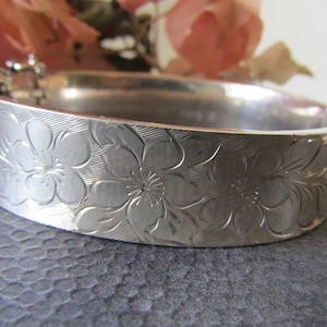 Brazalete floral de plata, brazalete con bisagras con grabado floral de mediados de siglo, joyas antiguas, joyas vintage, joyas de plata antiguas