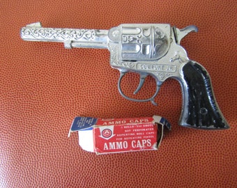 Vintage 1970’s PISTOLET MINI PISTOL Plastic Toy Gun 2" long HONG KONG NOS 
