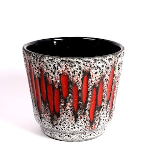 Peut inclure: Un pot de fleurs en céramique avec un extérieur texturé et moucheté dans les tons de gris, de noir et de rouge. Le pot présente des stries rouges verticales et un intérieur noir brillant. Le design est de style moderne du milieu du siècle.